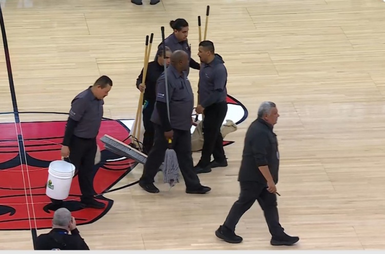 开云体育下载-大扫除结束要开打了？公牛现场拖地工作人员收拾工具撤退