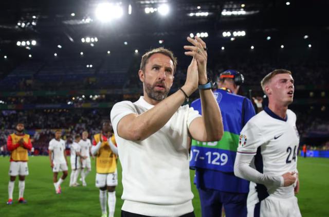 索斯盖特躲开了砸向他的酒杯，但躲不开漫天骂声