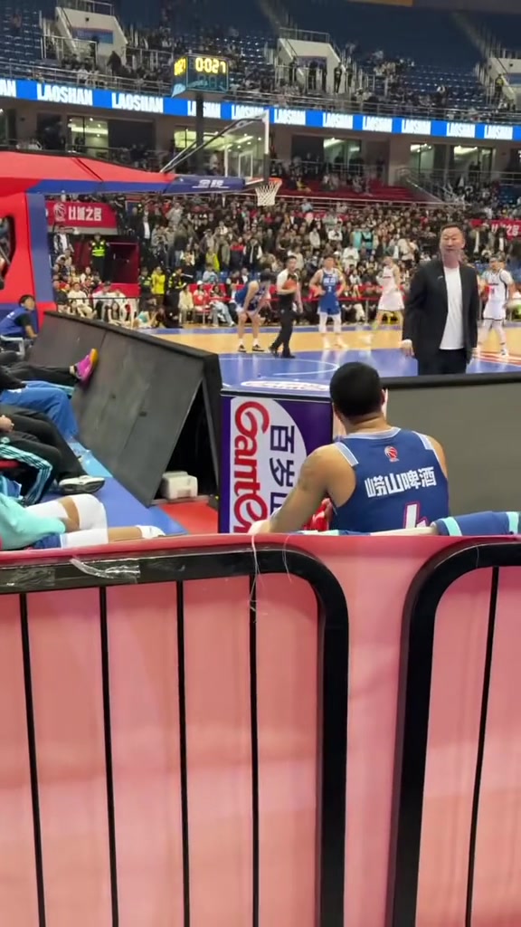 开云app下载-刘维伟指着被换下场的韦瑟斯庞怒骂：去你X的 干死你个BYD