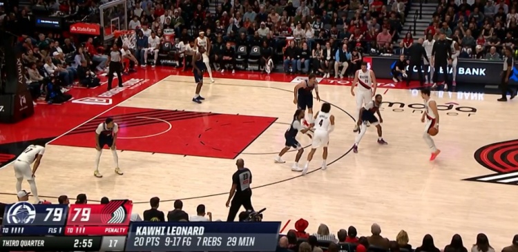 连续57场了！伦纳德自投自抢翻身跳投再次拿到20+